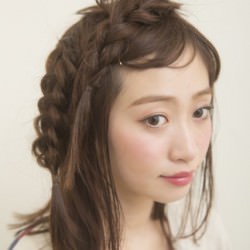 大人っぽい三つ編み　巻かなくてもミディアムヘアでできる海外セレブ風アレンジ3