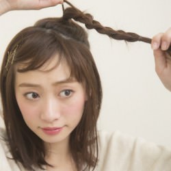 大人っぽい三つ編み　巻かなくてもミディアムヘアでできる海外セレブ風アレンジ1