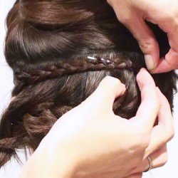 編みこみで作るアップヘアアレンジ6