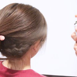 編みこみで作るアップヘアアレンジ9