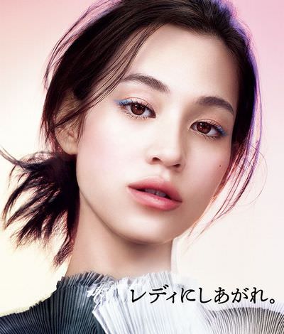 寒色系メイクに似合うヘアスタイル2