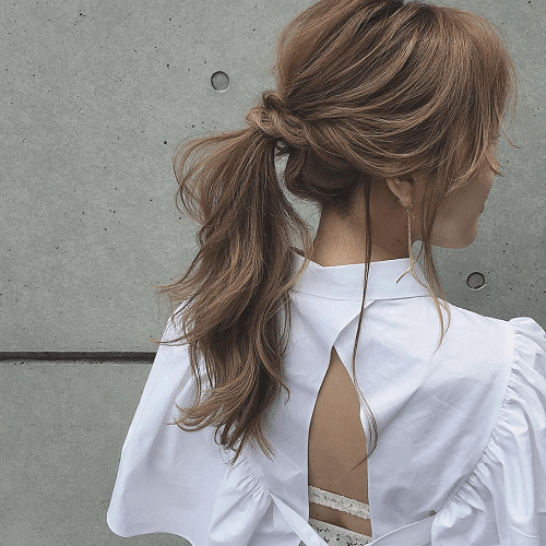 バックシャントップスにぴったりのヘアスタイル1