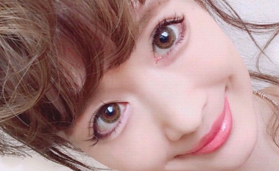 黒アイライン×高めお団子 アップ