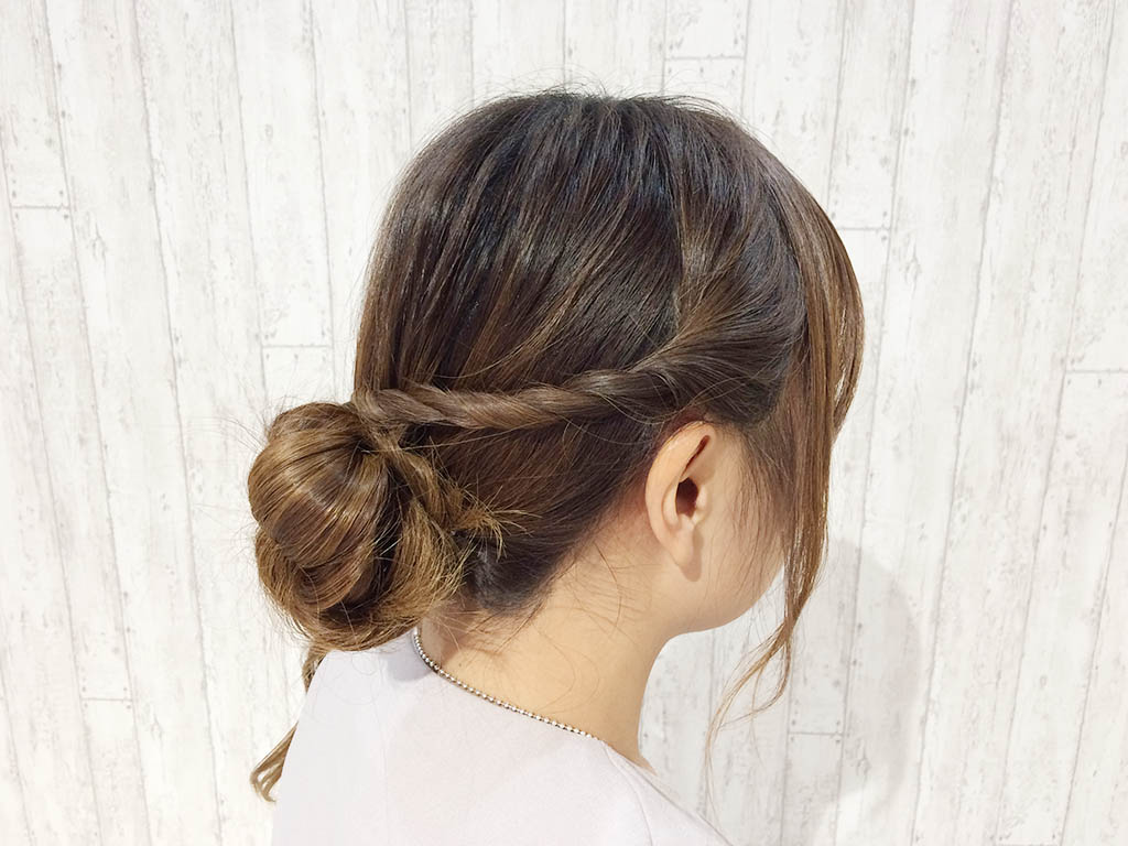 毎日使える ねじり編みで作る簡単シニヨン ヘアレシピ 頭美人