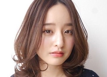 ナチュラルメイクに似合うヘアスタイルメイク2