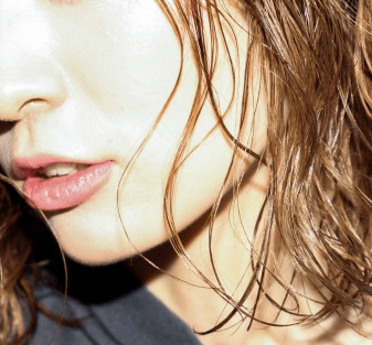 魅力的な濡れ感メイクに似合うヘアスタイル1メイクポイント