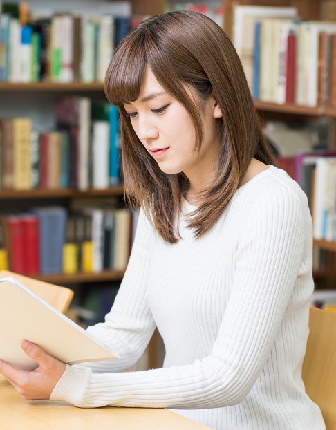 図書館でお勉強にぴったりなすっきりヘアスタイル