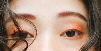 一気に鮮やか◎流行りのビビットカラーのアイシャドウと相性抜群のヘアアレンジ2point