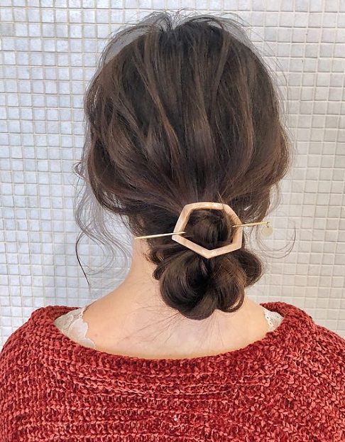 ヘアアクセサリーを上手に使った簡単ヘアスタイル