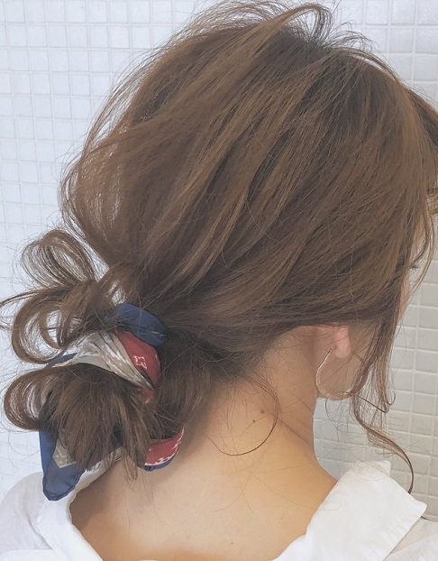 オフィスでもプライベートでも使える！白シャツに合うヘアアレンジ